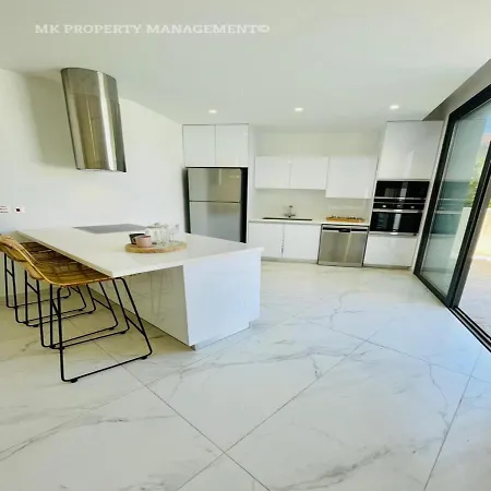 By The 7 Πρωταράς