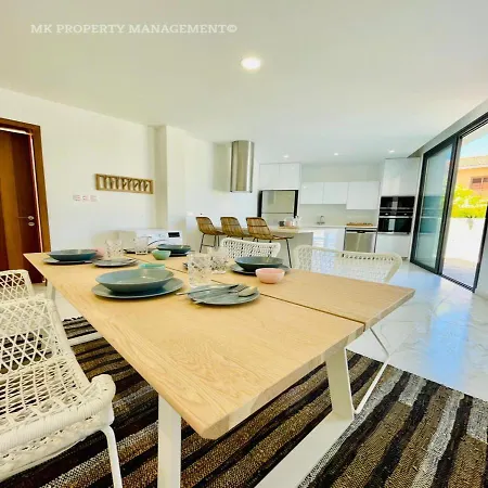 By The 7 Βίλα Πρωταράς