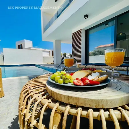 Villa By The 7 *