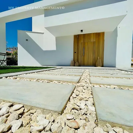 By The 7 Πρωταράς